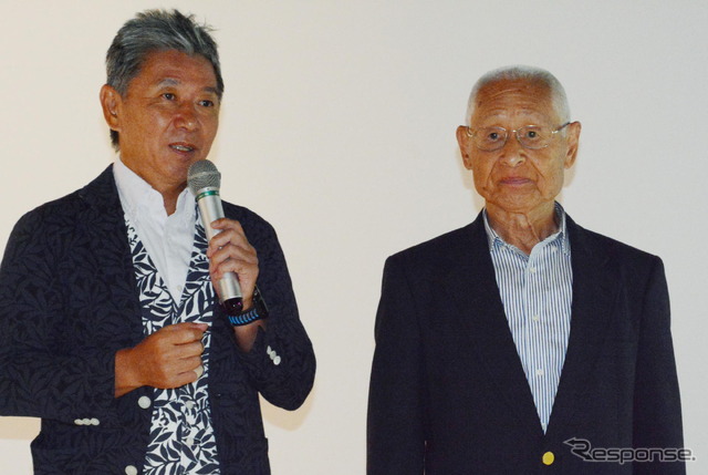 稲田弘氏(右)を紹介する岩崎代表