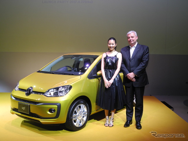フォルクスワーゲン グループ ジャパンのティル・シェア社長とテレビCMに起用されたモデルの矢野未希子さん