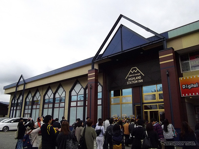 4月27日に開業した富士急ハイランド駅前カプセルホテル「キャビン&ラウンジ ハイランドステーション イン」