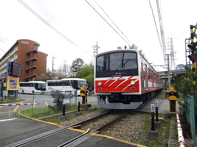 「キャビン&ラウンジ ハイランドステーション イン」は富士急ハイランド駅ホームの向かいに立つ