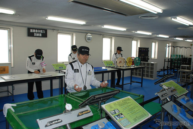 レクサス工場公開…技能者になるには腹筋の鍛錬も必要