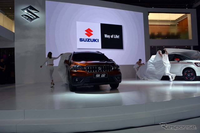 イグニス(右)と、SX4 Sクロス(中国名:驍途)が披露された瞬間