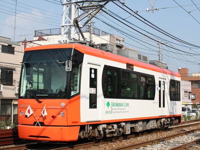 都電荒川線を走る電車。車体には「Arakawa Line」の文字が描かれている。