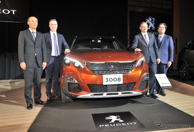 プジョーSUVの主力モデルとなる3008を前に笑顔のプレヴォ社長(右から2番目)