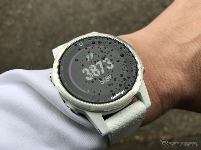 スイムやマリンスポーツをこなす防水機能を備える