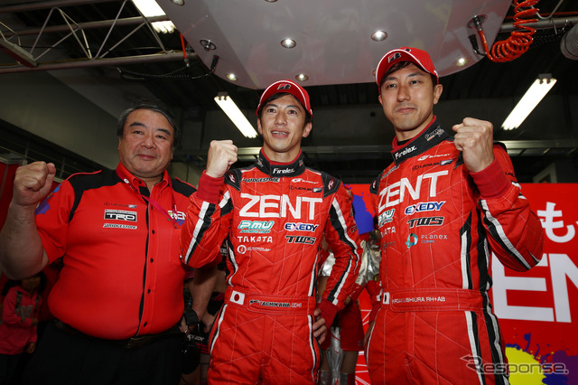 #38 LC500の(左から)浜島裕英監督、立川、石浦。