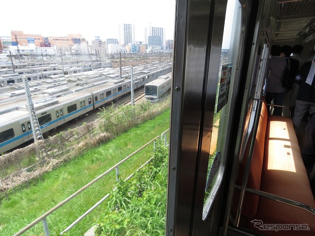小田急の車両基地が見える厚木線の車窓。この場所からの景色は通常見ることができない。