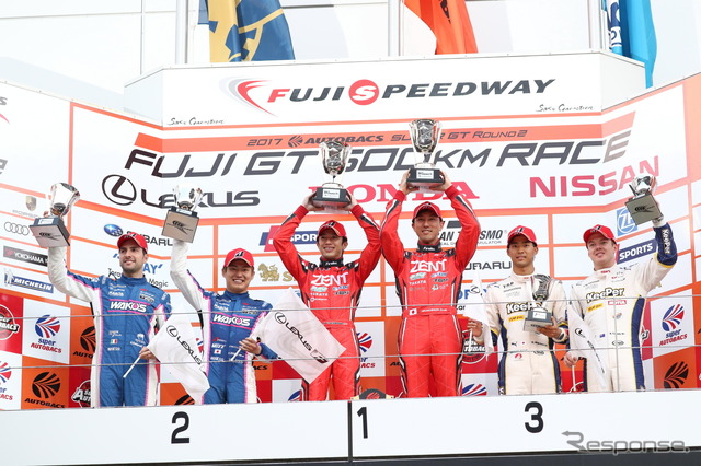 GT500クラスの表彰式(中央左が立川、右が石浦)。