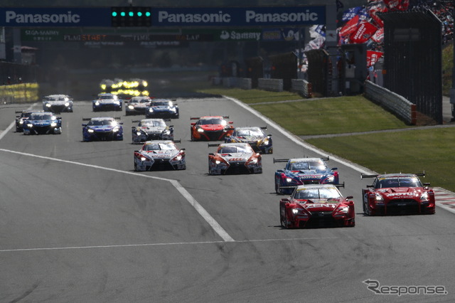 決勝スタートの模様(GT500クラス)。