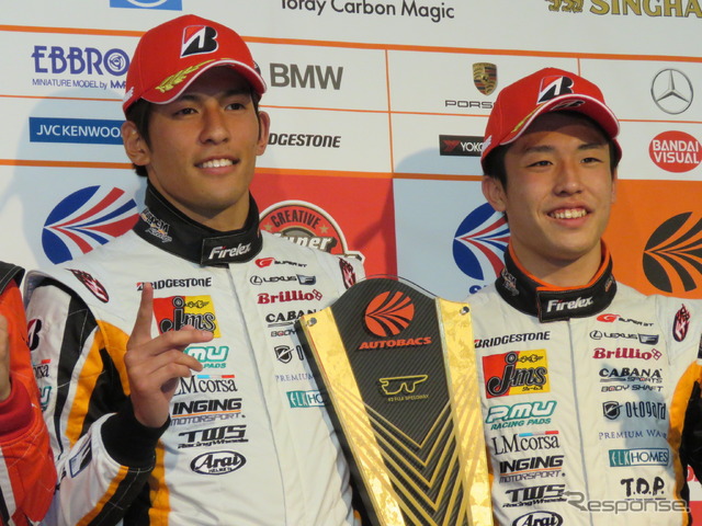 優勝した#51 RC Fの中山(左)と坪井。