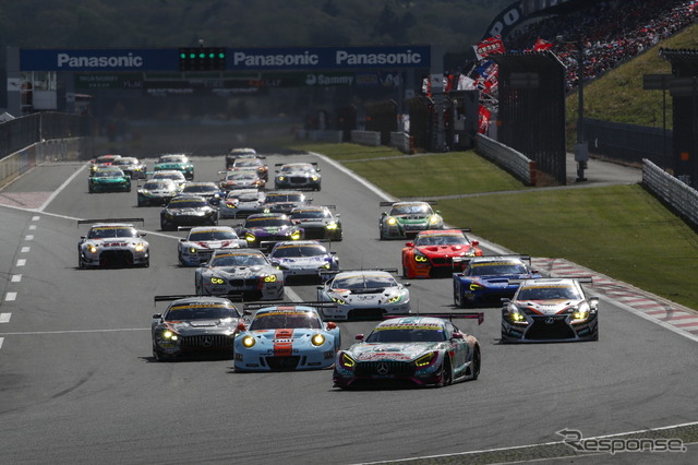 決勝スタートの模様(GT300クラス)。