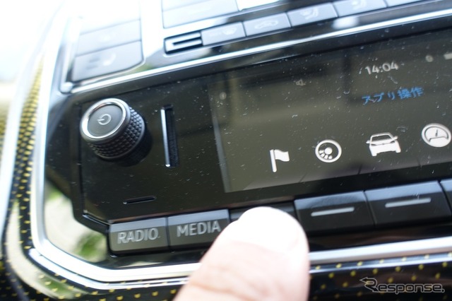 クルマとペアリングしているときには、クルマ側のスイッチで操作可能。(新型up!専用アプリVolkswagen「maps+more」で温泉に行く)