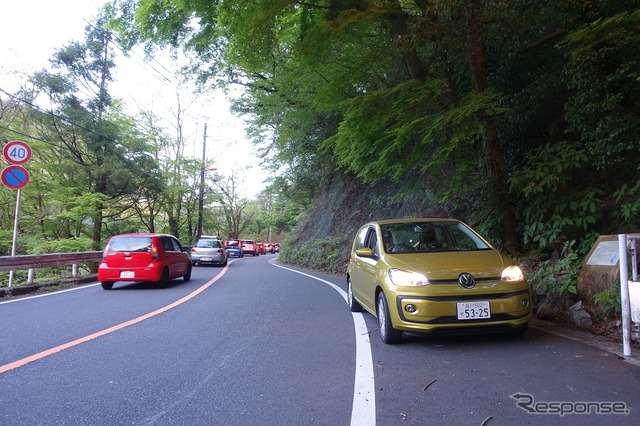 当然のことながら、箱根周辺は大渋滞だ。しかしそれを回避して走ることもできた。(新型up!専用アプリVolkswagen「maps+more」で温泉に行く)