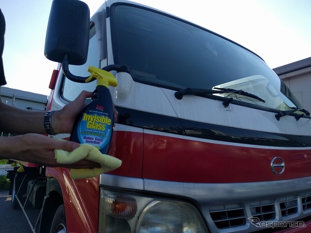 だいぶ汚れた積載車の窓。インビジブルガラスでさっときれいになるという。愛車遍歴フェスティバルに呉工業出展!!(全米ナンバーワンガラスクリーナー「インビジブルガラスを体験」)