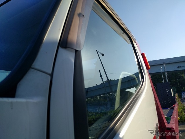 一瞬にしてこの光沢。なかなか使い勝手がいいクリーナーだ。愛車遍歴フェスティバルに呉工業出展!!(全米ナンバーワンガラスクリーナー「インビジブルガラスを体験」)
