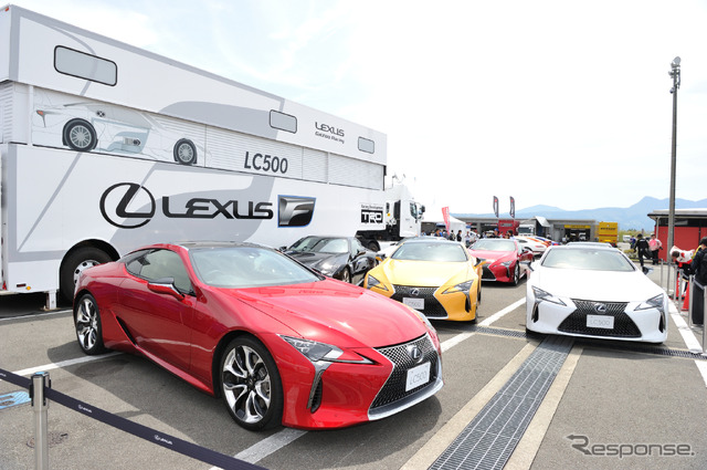 レクサスLC500とロゴが施されたトレーラー