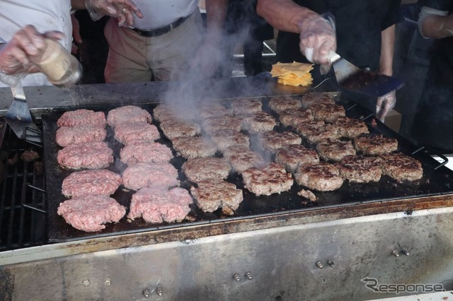 焼き方も味付けもアバウトながら、なぜかおいしいハンバーガー