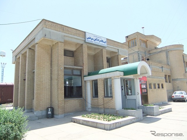 イスラム圏の鉄道では祈とう室を設けている駅が多い。写真はイランのサラフス駅で、駅舎出入口の右側に祈とう室がある。