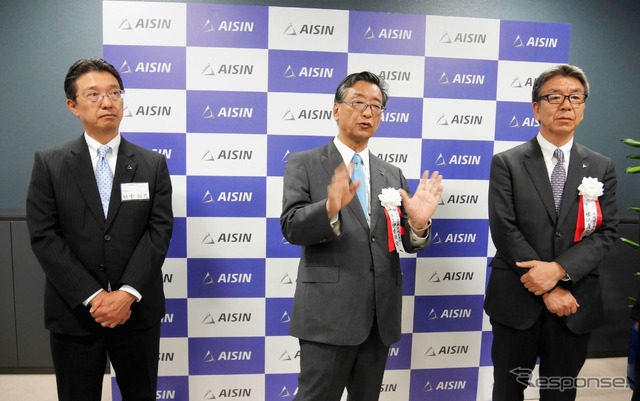 取材に応える植中専務役員、伊原社長、藤江副社長(左から)