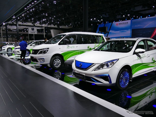 東風汽車のブースには、EV/PHEVのプロダクトカーがずらりと並ぶ