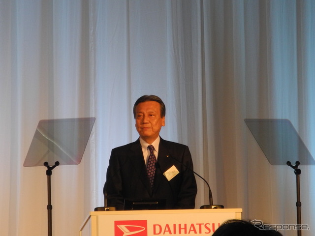 新型ミライースの発表会で挨拶する三井正則社長