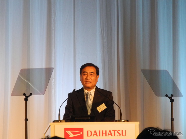 新型ミライースの説明をするエグゼクティブチーフエンジニアの南出洋志氏