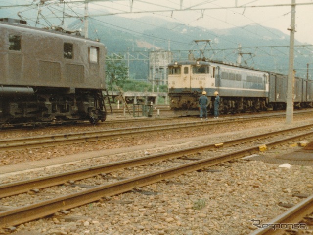 EF65形のうち寝台特急のけん引に対応した車両は前面の塗り分けなどが他のEF65形と異なっていた。写真はEF65形1000番台(PF形)の「特急色」(右)。