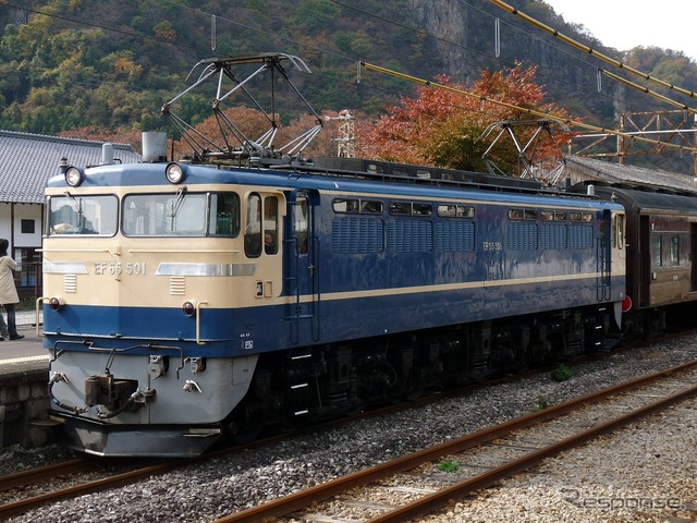 EF65形のうち寝台特急のけん引に対応した車両は前面の塗り分けなどが他のEF65形と異なっていた。写真はEF65形500番台(P形)の「特急色」。