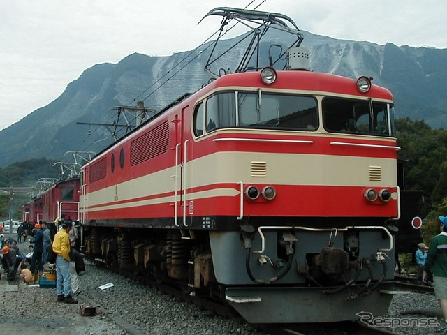 西武鉄道のE851形。E31形に比べ赤色の部分が多い。
