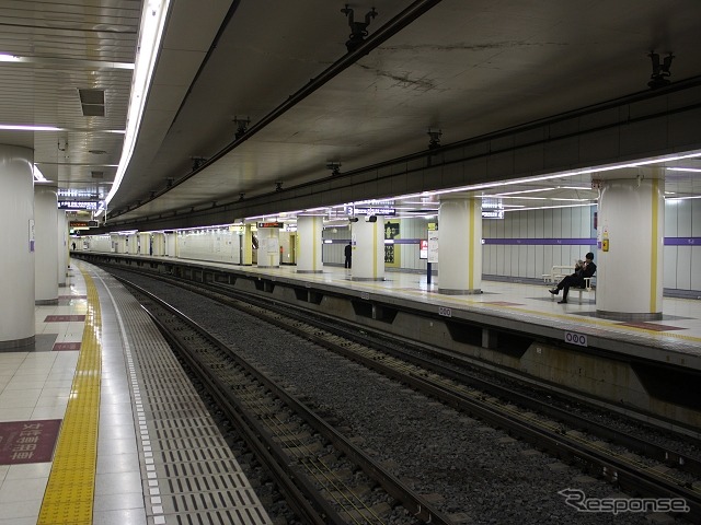 半蔵門線全駅のホームドア設置は2023年度までに完了することになった。写真は押上駅の半蔵門線ホーム。