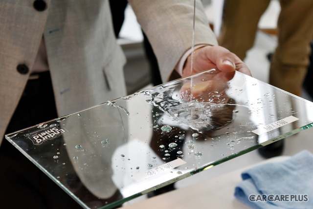 ガラスコーティング剤のデモンストレーションも行われた