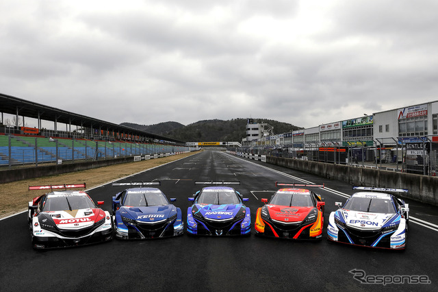 開幕戦岡山、GT500クラスのNSX-GT勢5台が並んでの記念撮影。