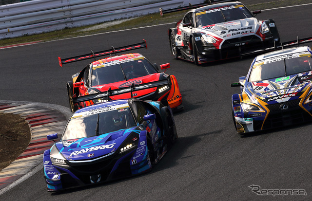 GT500クラスの#100 ホンダNSX-GT(左手前)と#8 ホンダNSX-GT(その後ろ)。