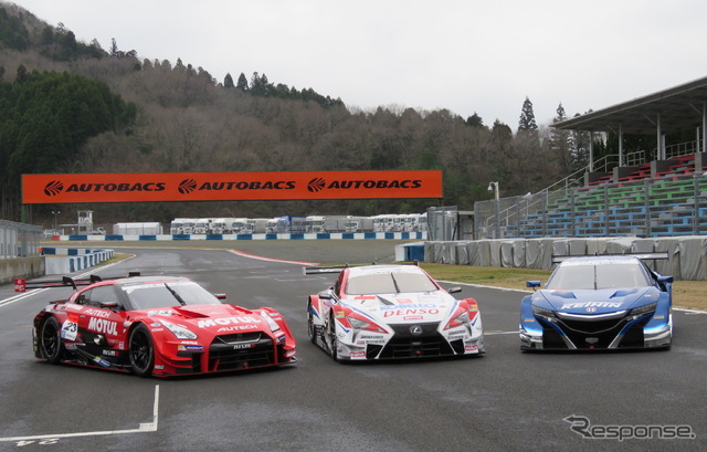開幕戦岡山でのGT500クラス3車そろい踏み撮影(左からGT-R、LC500、NSX-GT)。