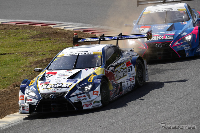 GT500クラスの#37 レクサスLC500(手前)と#6 レクサスLC500(奥)。