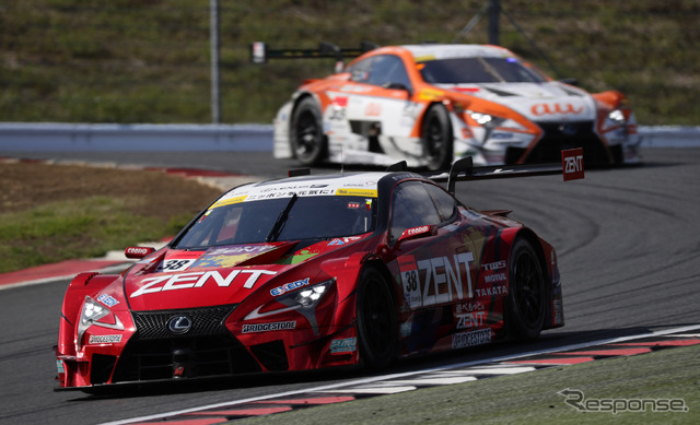 GT500クラスの#38 レクサスLC500(手前)と#36 レクサスLC500(奥)。