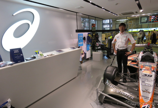 アシックスステーションストア品川にスーパーフォーミュラのマシン（09～13年型）が展示された。
