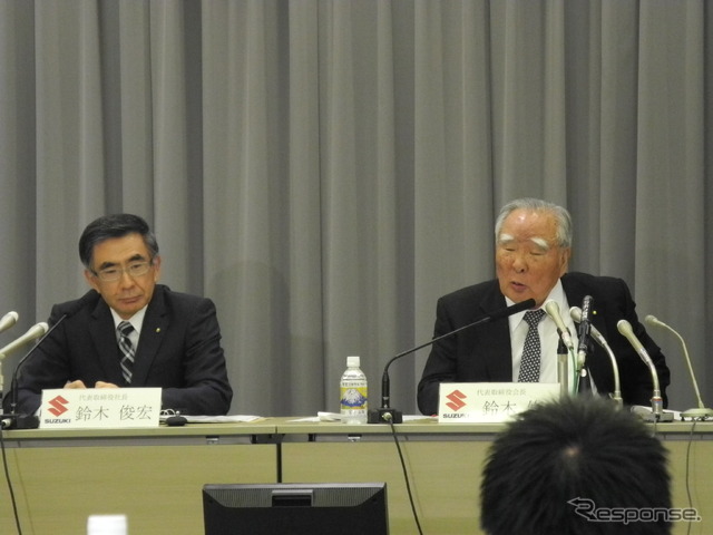 スズキの鈴木修会長（右）と鈴木俊宏社長