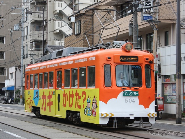木造車の置き換えを図るため、昭和30年代前半に登場したモ501形。当初はクリームと緑のツートンカラーだったが、近年はさまざまな広告デザインが施された塗装になっている。写真は2016年のモ501形504号車。