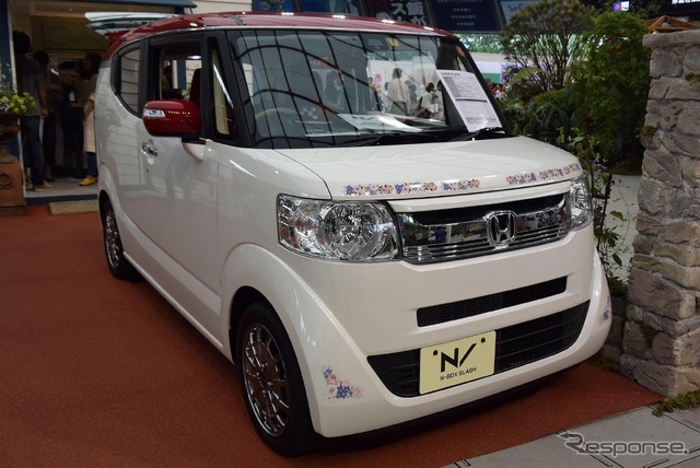 ホンダブースに展示された、バラ模様のデカールが貼られたN-BOXスラッシュ(第19回国際バラとガーデニングショウ)