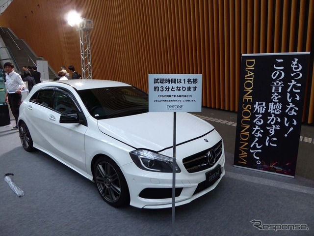 三菱のデモカーであるメルセデス・ベンツA180 Sportsでは「NR-MZ200PREMI」をメインに、2ウェイスピーカー+サブウーファーをマルチアンプドライ