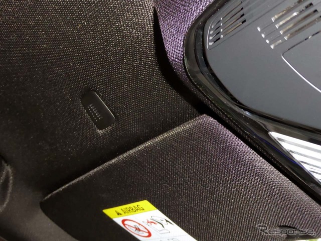 音声認識用マイクは運転席側だけでなく、写真のように助手席側にもある