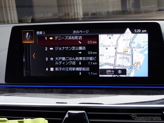 まずは「近くのファミレスを探して」と発話し、周辺のファミレスを表示