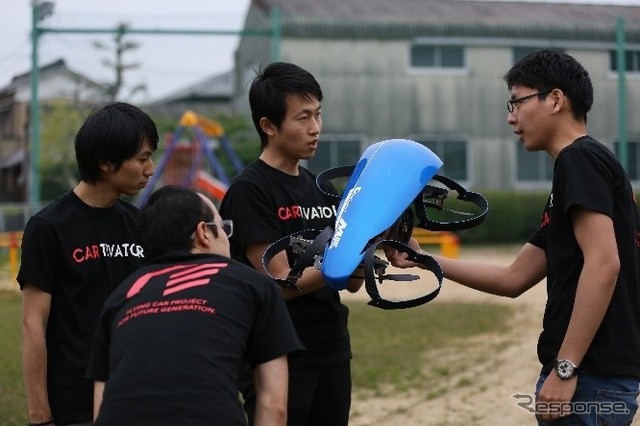 5分の１スケール試作機と開発メンバー