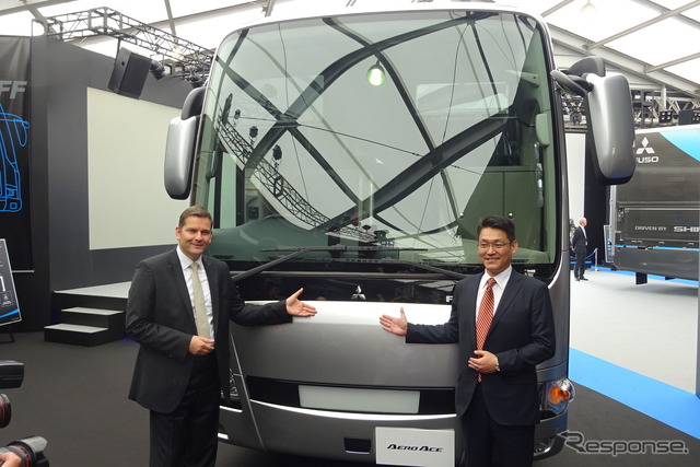 三菱ふそう　大型観光バスとリストセーヤ社長（左）および菅野秀一バス事業本部長
