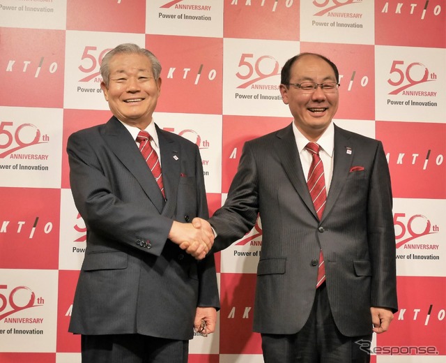 向かって左から小沼光雄会長、小沼直人社長