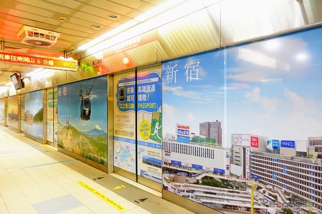 高雄国際空港駅のホームドア広告。天井まで伸びるタイプのホームドアの全面を使ったラッピング広告だ。