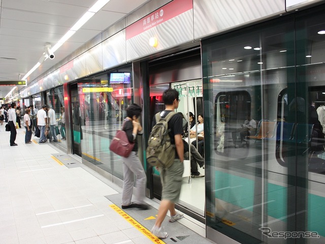 高雄メトロの駅。ホームドアは天井まで伸びるタイプのものだ。