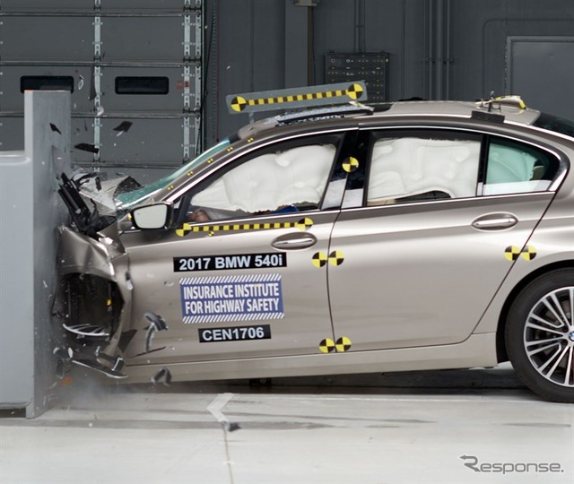 IIHSのBMW5シリーズ新型の衝突テスト