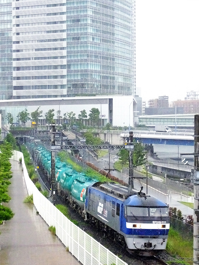 このツアーでは旅客列車が通常運行されていない貨物線をお座敷列車で巡る。写真は高島貨物線。